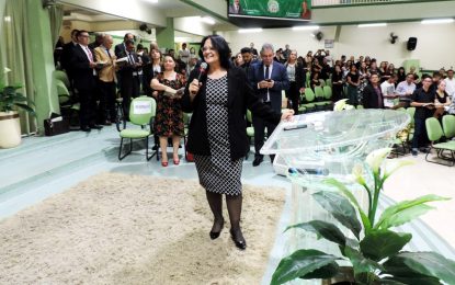 Ministra Damares prega em culto na sede da IEAD